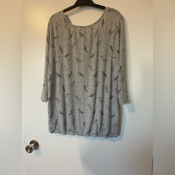 Reitmans top grey with black floral detail - Picture 2 of 5